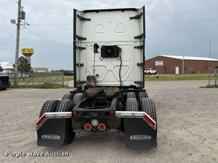 image for item EX4107 2019 Freightliner Cascadia semi truck