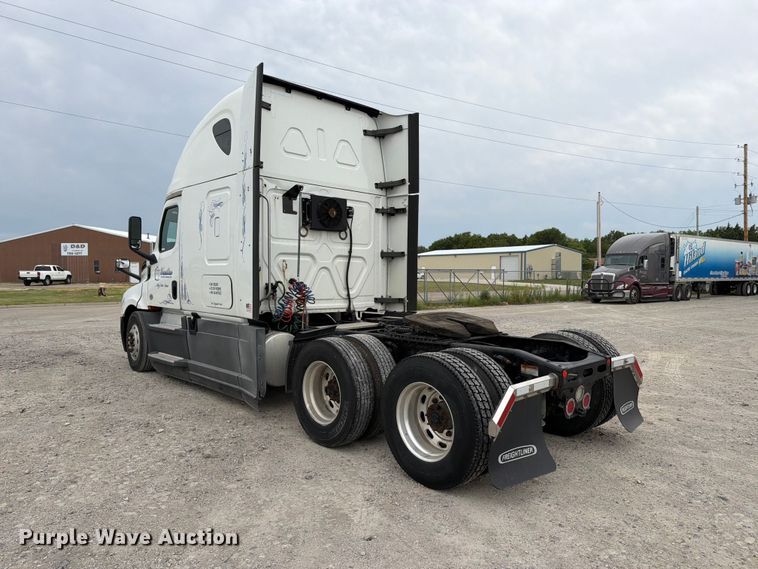 image for item EX4107 2019 Freightliner Cascadia semi truck