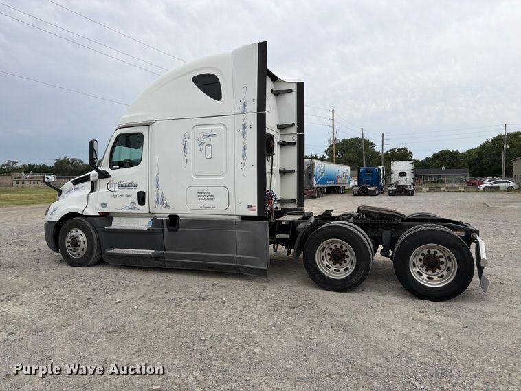 image for item EX4107 2019 Freightliner Cascadia semi truck
