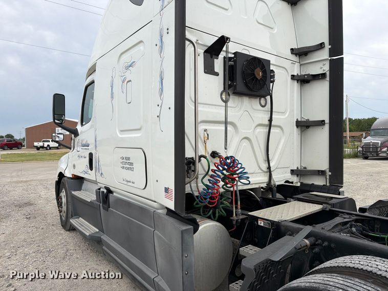 image for item EX4107 2019 Freightliner Cascadia semi truck
