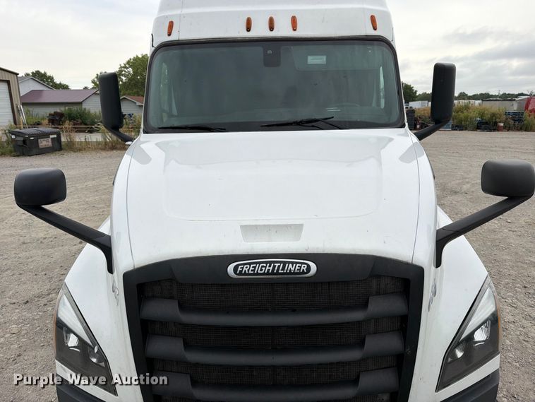 image for item EX4107 2019 Freightliner Cascadia semi truck