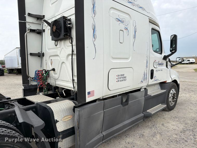 image for item EX4107 2019 Freightliner Cascadia semi truck