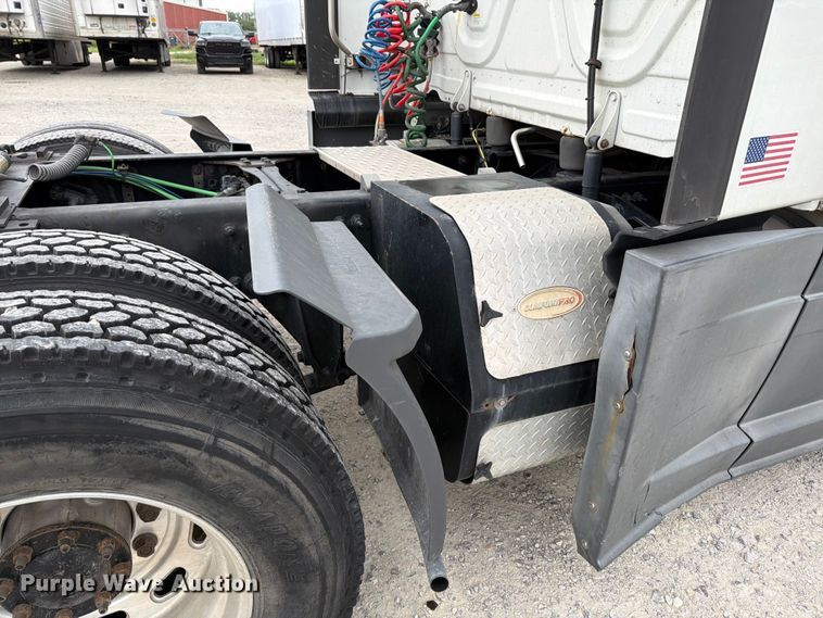 image for item EX4107 2019 Freightliner Cascadia semi truck