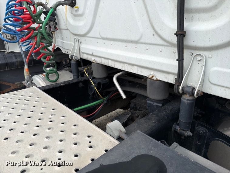 image for item EX4107 2019 Freightliner Cascadia semi truck