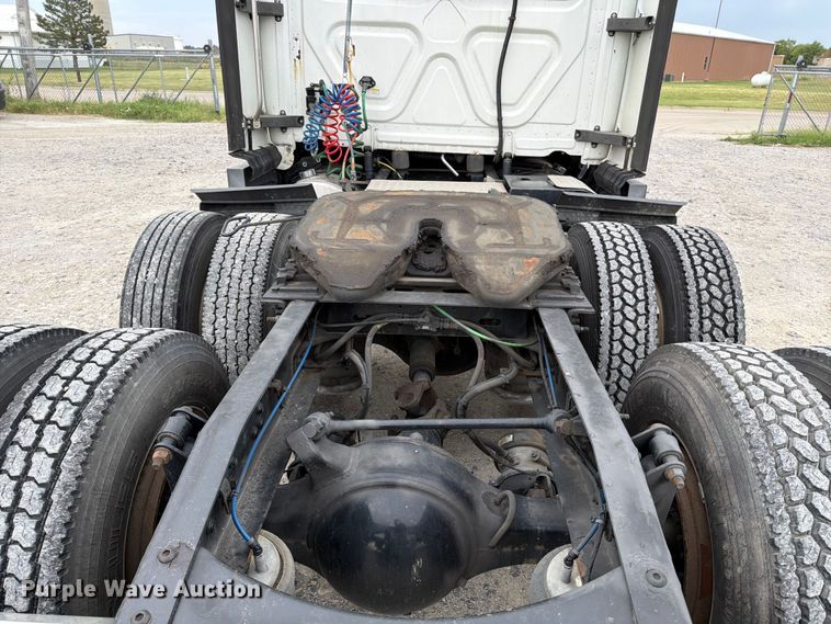image for item EX4107 2019 Freightliner Cascadia semi truck