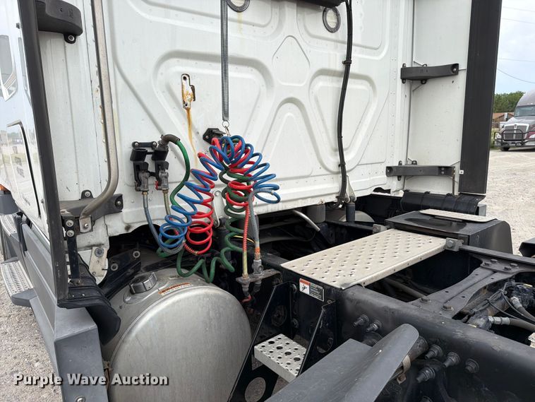 image for item EX4107 2019 Freightliner Cascadia semi truck