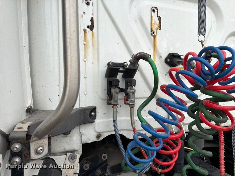 image for item EX4107 2019 Freightliner Cascadia semi truck