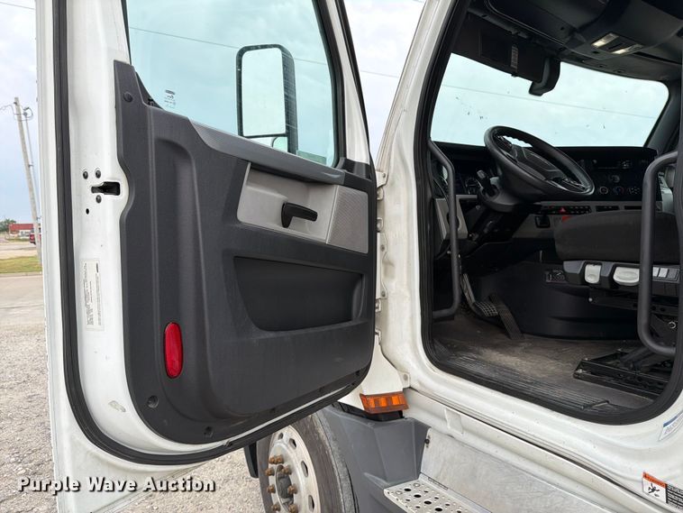 image for item EX4107 2019 Freightliner Cascadia semi truck