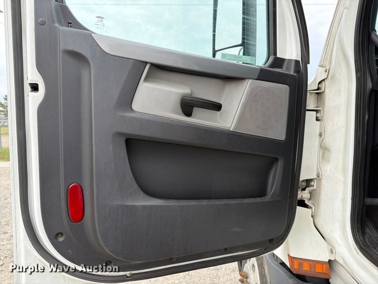 image for item EX4107 2019 Freightliner Cascadia semi truck