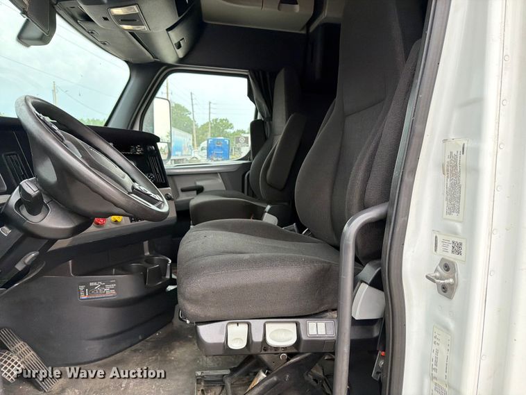 image for item EX4107 2019 Freightliner Cascadia semi truck