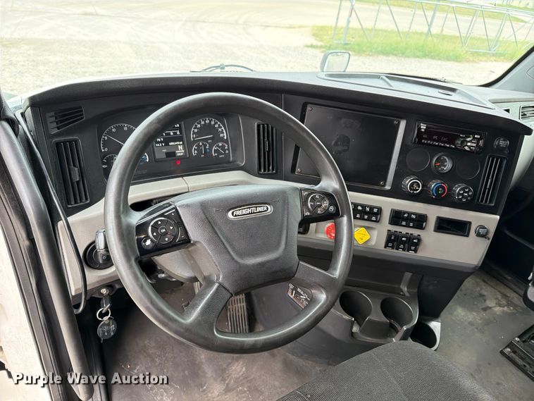 image for item EX4107 2019 Freightliner Cascadia semi truck