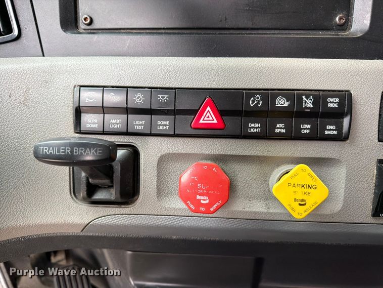 image for item EX4107 2019 Freightliner Cascadia semi truck