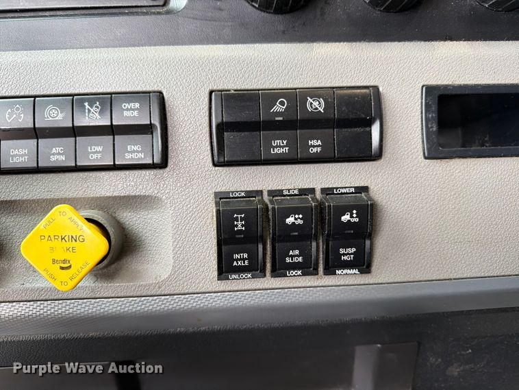 image for item EX4107 2019 Freightliner Cascadia semi truck