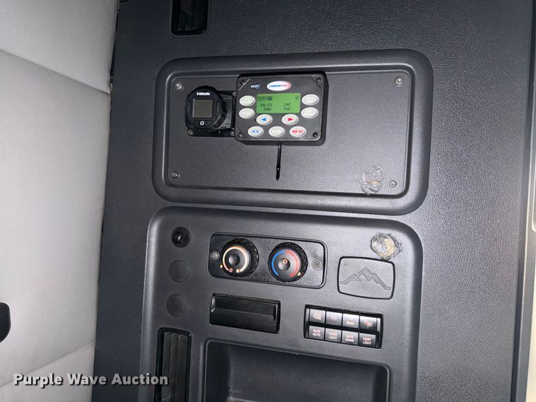 image for item EX4107 2019 Freightliner Cascadia semi truck