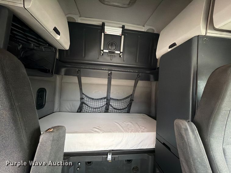 image for item EX4107 2019 Freightliner Cascadia semi truck