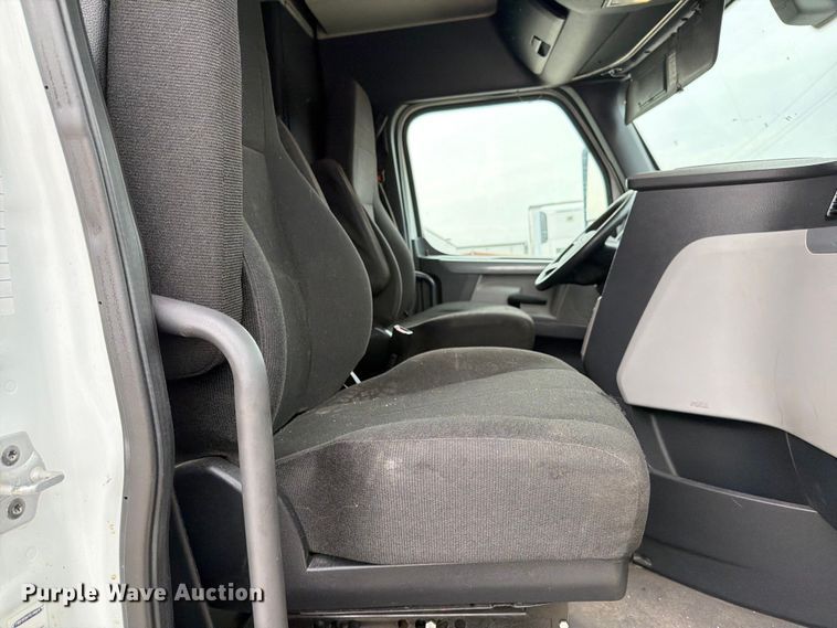 image for item EX4107 2019 Freightliner Cascadia semi truck