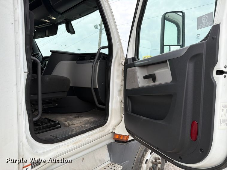 image for item EX4107 2019 Freightliner Cascadia semi truck