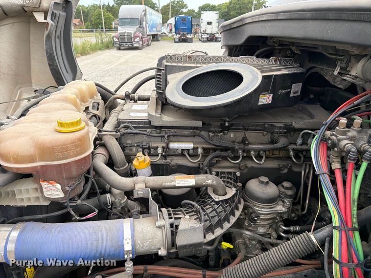 image for item EX4107 2019 Freightliner Cascadia semi truck