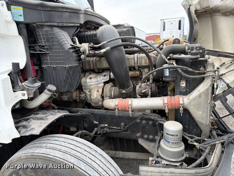 image for item EX4107 2019 Freightliner Cascadia semi truck