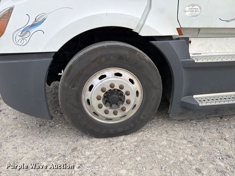 image for item EX4107 2019 Freightliner Cascadia semi truck
