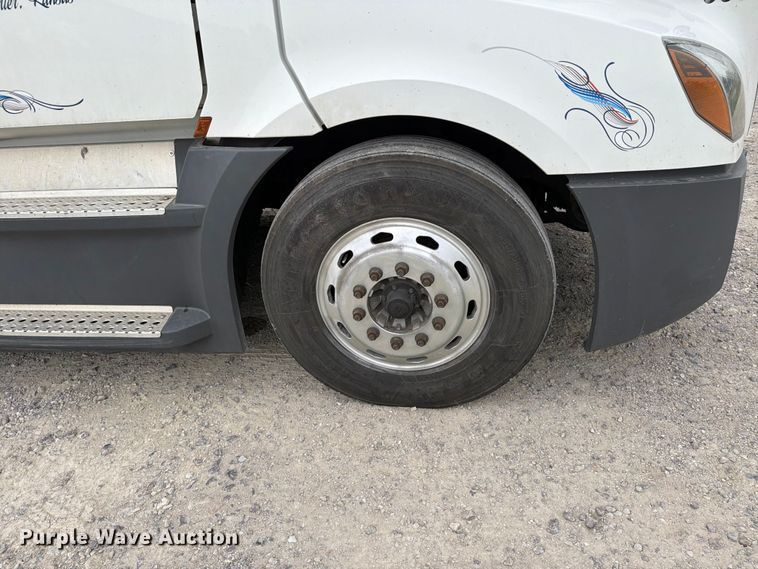 image for item EX4107 2019 Freightliner Cascadia semi truck