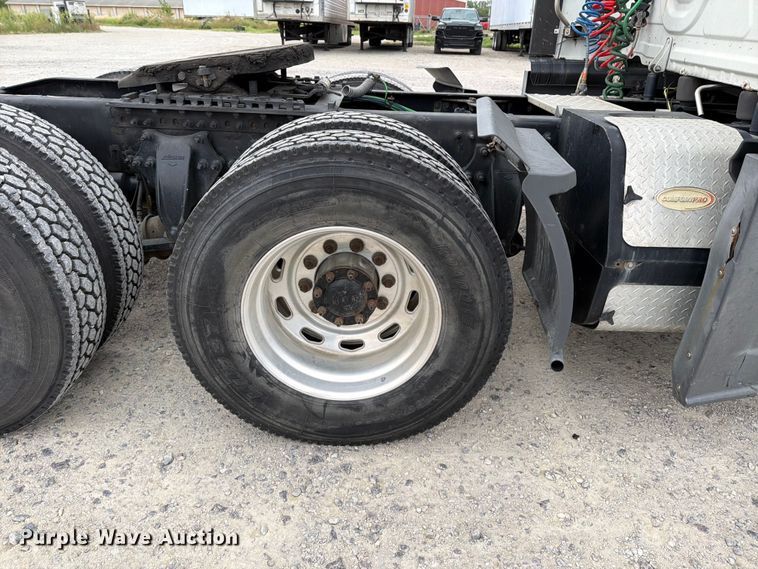 image for item EX4107 2019 Freightliner Cascadia semi truck