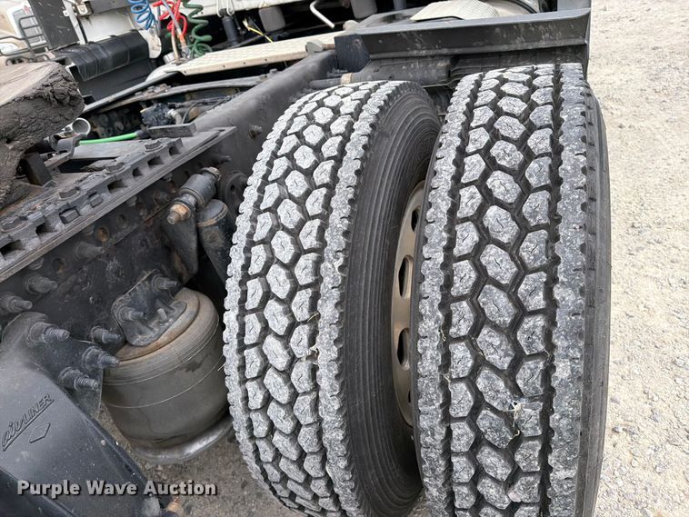 image for item EX4107 2019 Freightliner Cascadia semi truck