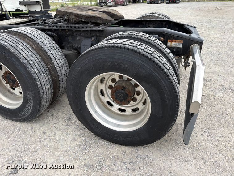 image for item EX4107 2019 Freightliner Cascadia semi truck
