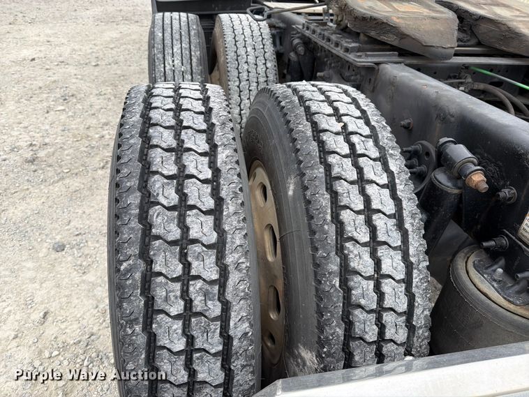 image for item EX4107 2019 Freightliner Cascadia semi truck