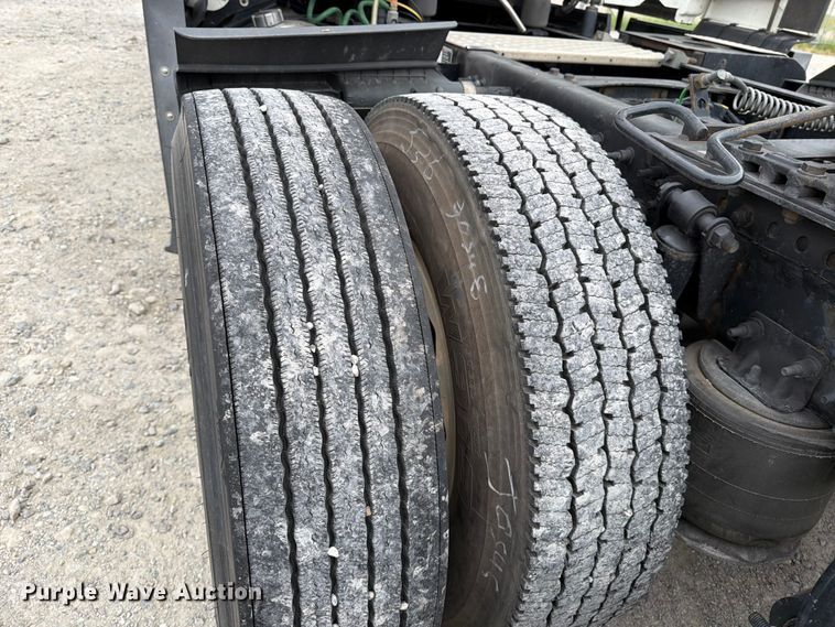image for item EX4107 2019 Freightliner Cascadia semi truck