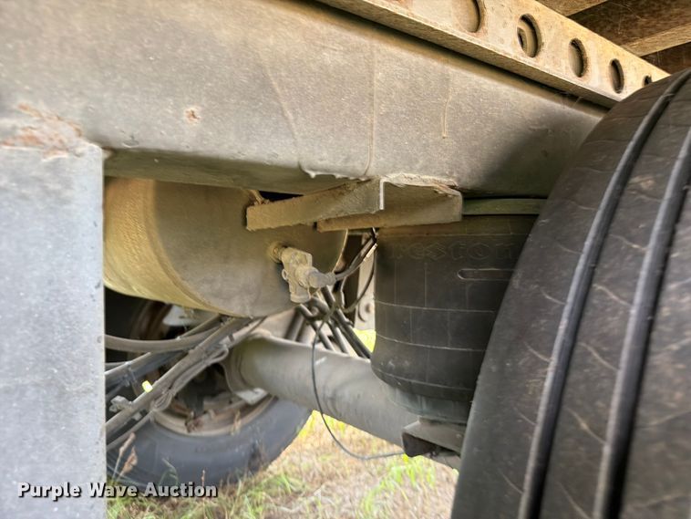 image for item FB4974 2010 Wabash dry van trailer