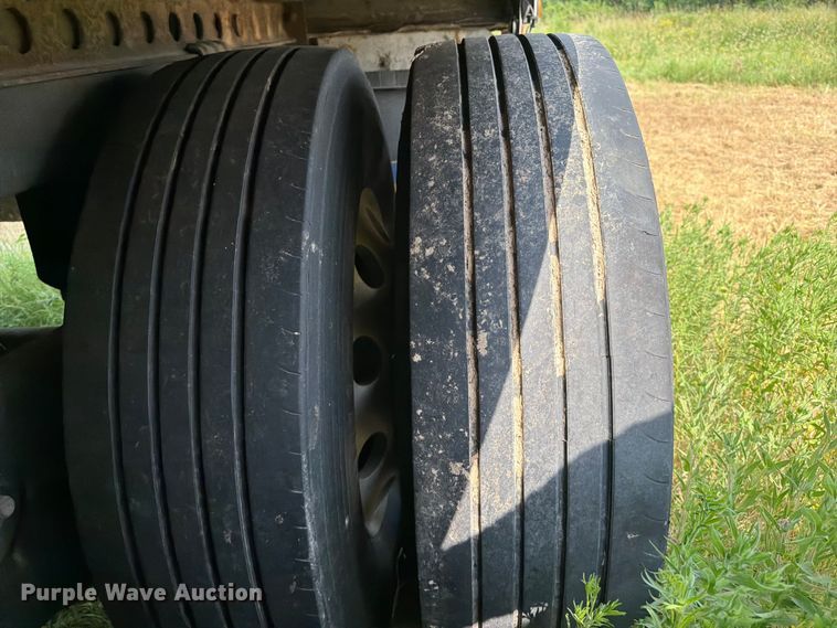 image for item FB4974 2010 Wabash dry van trailer