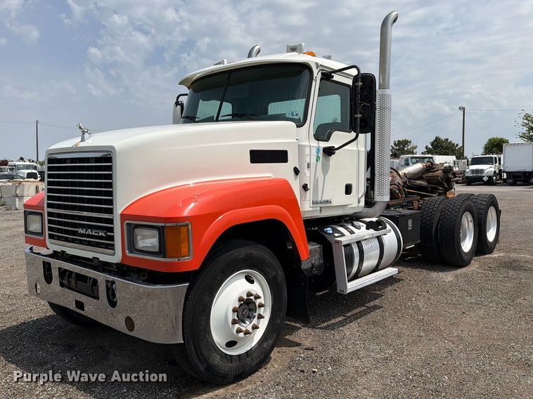 2016 Mack CHU613 semi truck