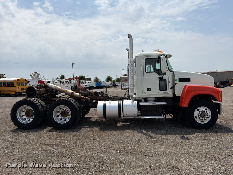 image for item FB5019 2016 Mack CHU613 semi truck