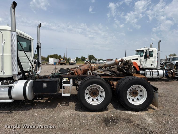 image for item FB5019 2016 Mack CHU613 semi truck