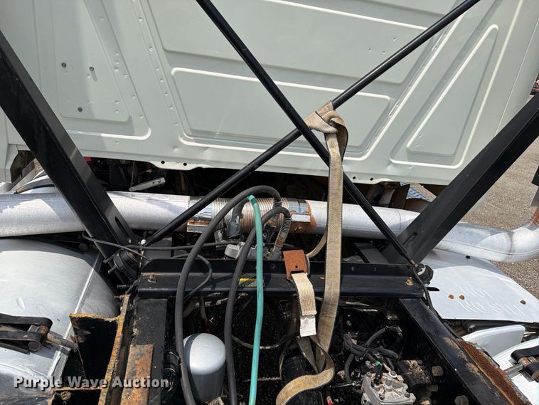 image for item FB5019 2016 Mack CHU613 semi truck
