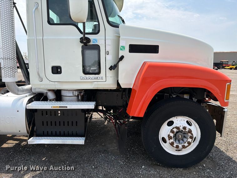 image for item FB5019 2016 Mack CHU613 semi truck