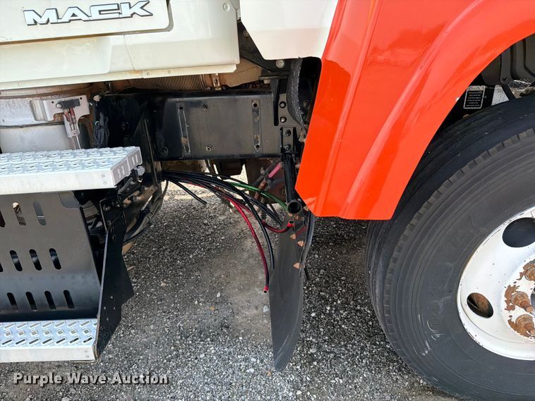 image for item FB5019 2016 Mack CHU613 semi truck