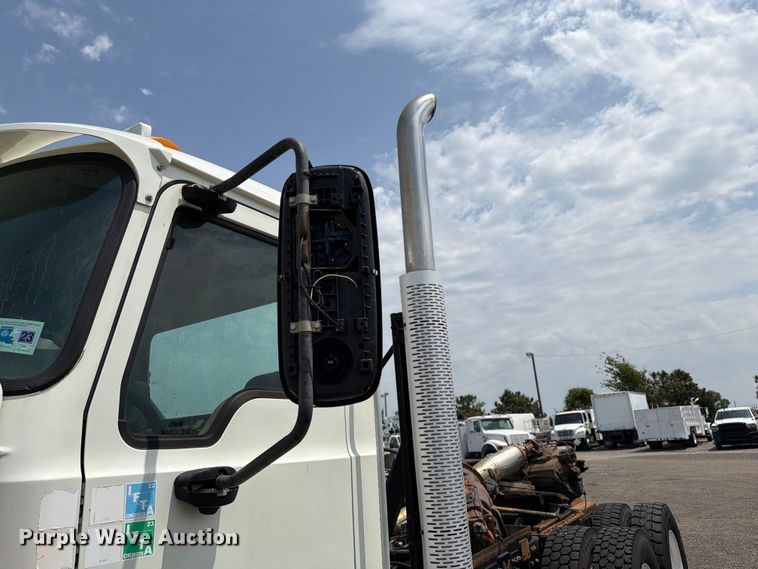 image for item FB5019 2016 Mack CHU613 semi truck