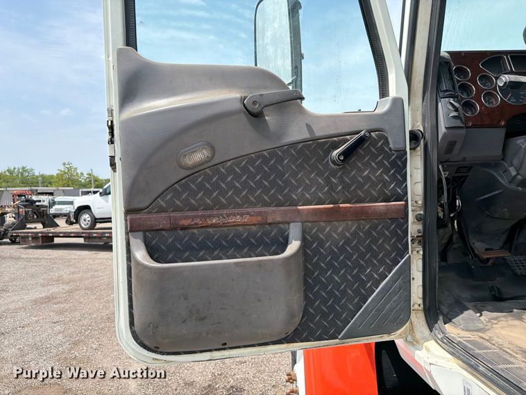 image for item FB5019 2016 Mack CHU613 semi truck