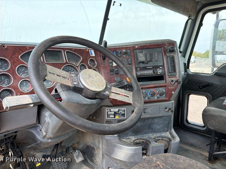 image for item FB5019 2016 Mack CHU613 semi truck