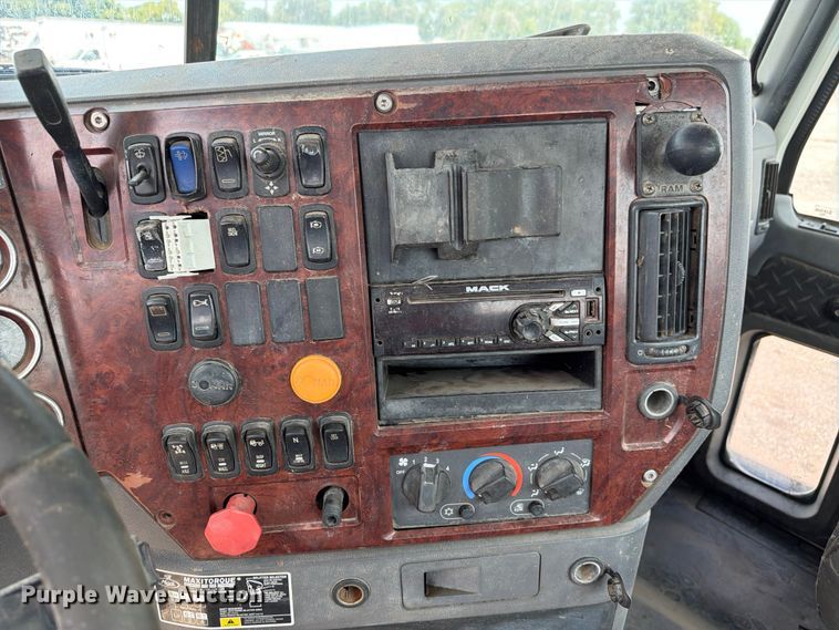 image for item FB5019 2016 Mack CHU613 semi truck