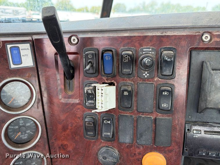 image for item FB5019 2016 Mack CHU613 semi truck