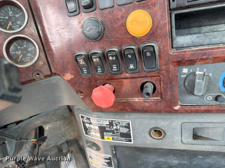 image for item FB5019 2016 Mack CHU613 semi truck