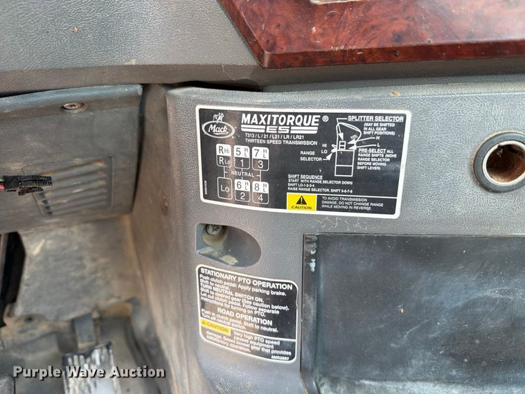 image for item FB5019 2016 Mack CHU613 semi truck