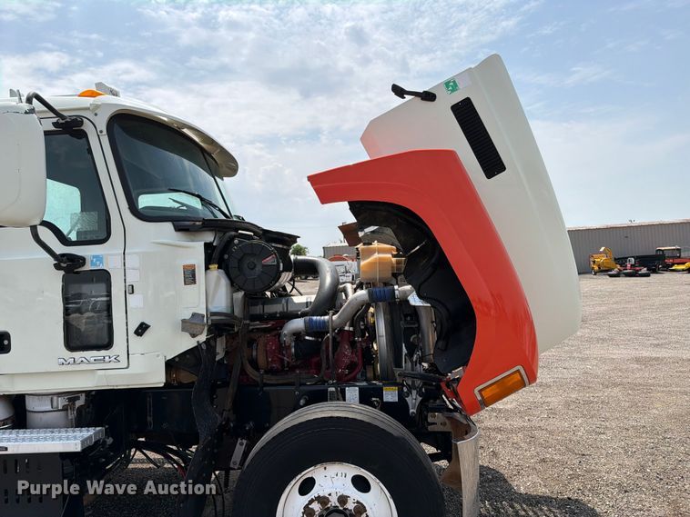 image for item FB5019 2016 Mack CHU613 semi truck