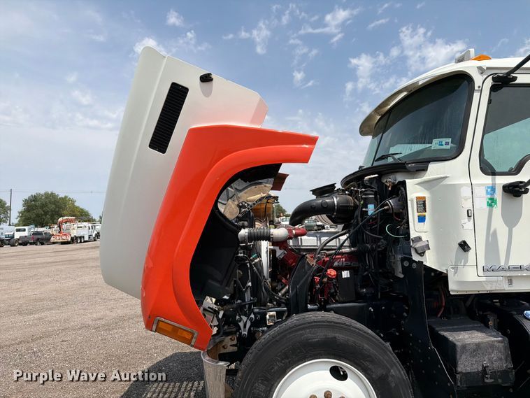 image for item FB5019 2016 Mack CHU613 semi truck