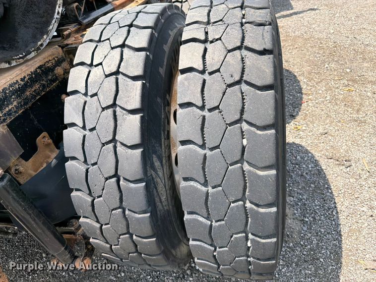 image for item FB5019 2016 Mack CHU613 semi truck