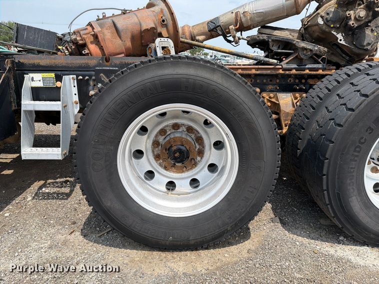 image for item FB5019 2016 Mack CHU613 semi truck