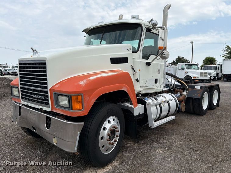 2013 Mack CHU613 semi truck
